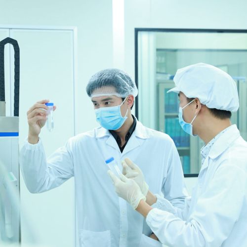 Diễn viên Quốc Trường làm việc tại nhà máy Vimac