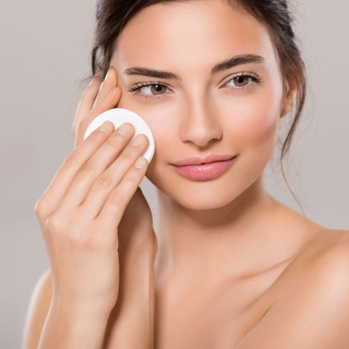 Không trang điểm có cần tẩy trang không ? Nên dùng nước tẩy trang, dầu hay sáp tẩy trang ?