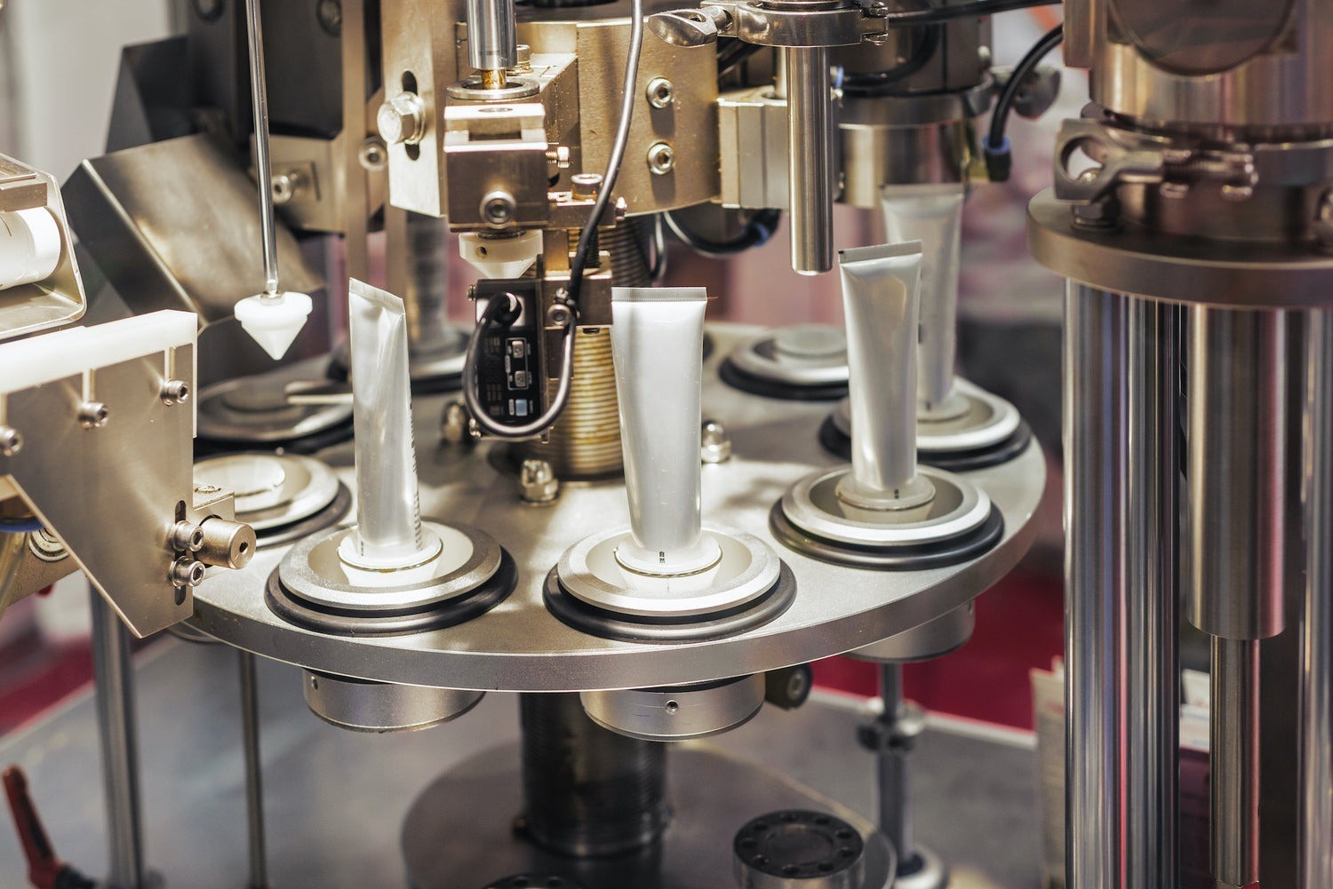 gia-cong-my-pham-so-luong-it-Vimaccos (1)